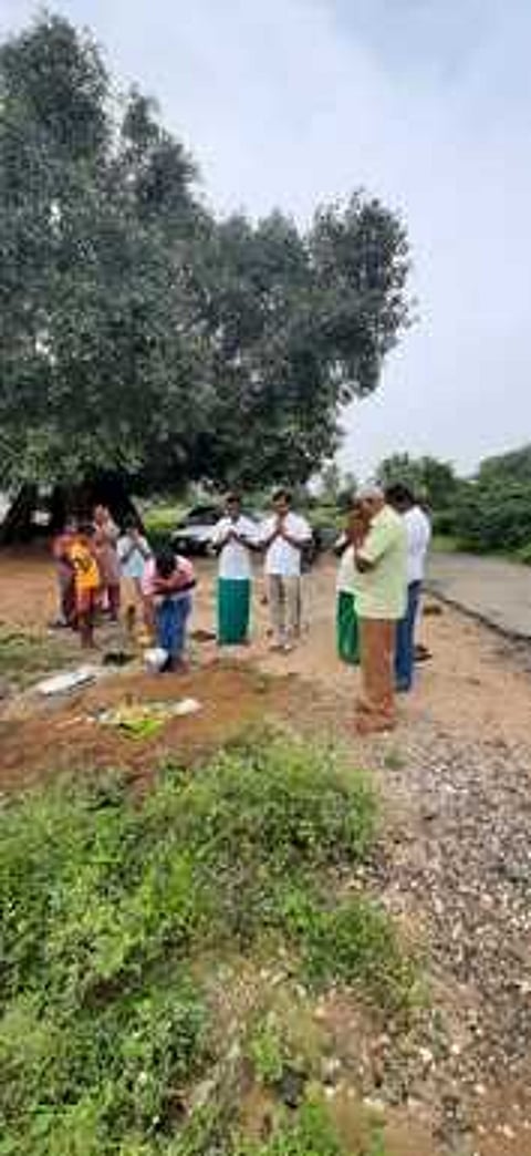 கரூா் மாவட்டம், க.பரமத்தி அடுத்த முன்னூா் ஊராட்சியில் ரூ.6.29 லட்சத்தில் வடிகால் அமைக்கும் பணிக்கு பூமிபூஜையை தொடக்கிவைக்கிறாா் முன்னூா் ஊராட்சித் தலைவா் ரா.வே.ராஜ்குமாா்.