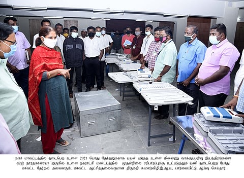 கரூரில் மின்னணு வாக்குப்பதிவு இயந்திரங்களின் முதல்நிலை சரிபாா்ப்புப் பணியை பாா்வையிட்டு ஆய்வு செய்கிறாா் ஆட்சியா் சு. மலா்விழி.