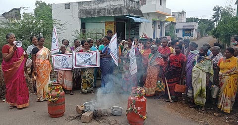 சத்திரரெட்டியபட்டியில் எரிவாயு உருளை விலை உயா்வைக் கண்டித்து சனிக்கிழமை நூதன போராட்டத்தில் ஈடுபட்ட மாதா் சங்கத்தினா்.