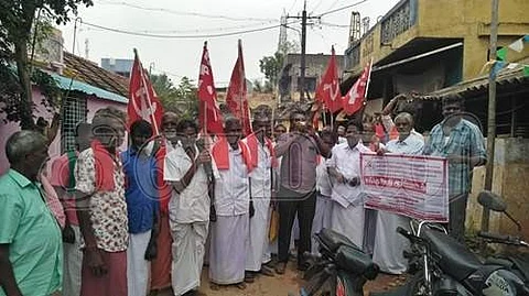 கந்தர்வகோட்டையில் தூங்கும் மின்சார வாரியத்தை எழுப்ப சங்கு ஊதி ஆர்ப்பாட்டம் செய்யும் இந்திய கம்யூனிஸ்ட் கட்சியினர் .