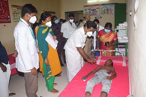 நீடாமங்கலத்தில் அம்மா கிளினிக்கில் சிகிச்சைக்கு அனுமதிக்கப்பட்ட சிறுவனை நேரில் நலம் விசாரித்த அமைச்சர் ஆர்.காமராஜ்.