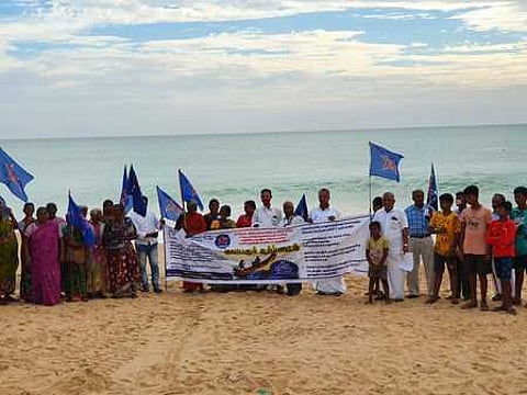 ஆா்ப்பாட்டத்தில் ஈடுபட்ட மீன்பிடித் தொழிலாளா் சங்கத்தினா்.