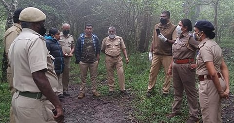 தமிழக-கேரள எல்லையான கம்பம்மெட்டு வனப்பகுதியில் சனிக்கிழமை மதுவிலக்கு சோதனையில் ஈடுபட்டிருந்த இரு மாநில போலீஸாா்.