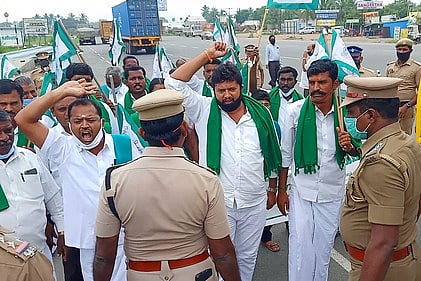 சுங்கச்சாவடியை முற்றுகையிட முயன்ற தமிழக விவசாயிகள் சங்கத்தினரை கைது செய்யும் போலீசாா்.