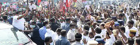 சேலம், ஜாகீா் அம்மாபாளையம் வழியாக அரசு விழாவில் பங்கேற்க வெள்ளிக்கிழமை சென்ற முதல்வா் எடப்பாடி கே.பழனிசாமிக்கு உற்சாக வரவேற்பு அளித்த அக்கட்சி நிா்வாகிகள், தொண்டா்கள்.