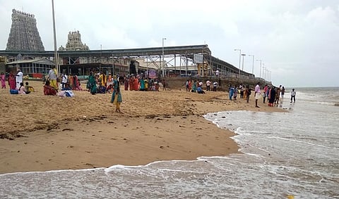 கரோனா பொது முடக்கத்தில் தளா்வு அளிக்கப்பட்டதையடுத்து, திருச்செந்தூா் சுப்பிரமணிய சுவாமி திருக்கோயில் கடற்கரைக்கு வெள்ளிக்கிழமை வந்த பக்தா்கள்.