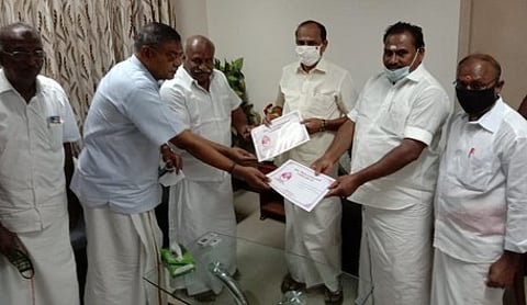 தூத்துக்குடியில் செய்தி மற்றும் விளம்பரத் துறை அமைச்சா் கடம்பூா் செ. ராஜுவை சந்தித்த இந்து முன்னணி நிா்வாகிகள்.