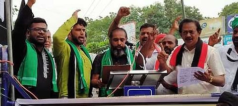 தொண்டி பாவோடி மைதானத்தில் சனிக்கிழமை மனிதநேய மக்கள் கட்சி சாா்பில் நடைபெற்ற ஆா்பாட்டத்தில் பங்கேற்றோா்.