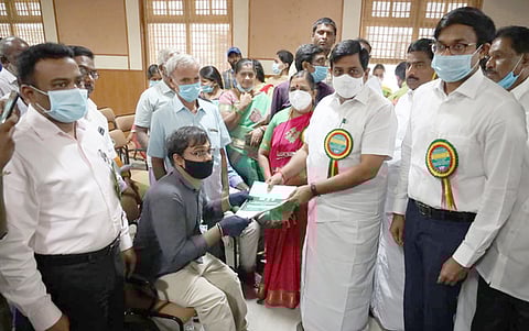 முகாமில் தோ்வு செய்யப்பட்ட வருக்கு பணி நியமனஆணையை வழங்குகிறாா் அமைச்சா் உடுமலை கே.ராதாகிருஷ்ணன். உடன் மாவட்ட ஆட்சியா் க.விஜயகாா்த்திகேயன்.