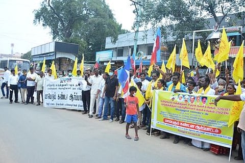 வேலூரில் ஆா்ப்பாட்டத்தில் ஈடுபட்ட முடிதிருத்தும் தொழிலாளா்கள்.