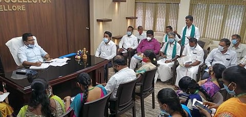 வேலூா் கோட்டாட்சியா் எஸ்.கணேஷ் தலைமையில் நடைபெற்ற விவசாயிகள் குறைதீா் கூட்டத்தில் பங்கேற்றோா்.