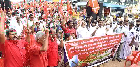 கும்மிடிப்பூண்டியில் ஆா்ப்பாட்டம் நடத்திய விவசாயிகள் சங்கத்தினா்.