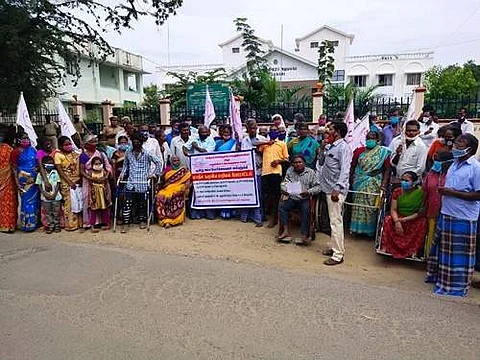 ஊத்தங்கரையில் சாலைமறியல் போராட்டத்தில் ஈடுபட்ட மாற்றுத்திறனாளிகள்.