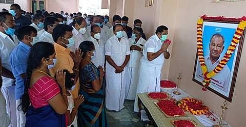 தாய்மாமா கருப்பண கவுண்டர் படத்துக்கு மலர் தூவி அஞ்சலி செலுத்தினார் முதல்வர் எடப்பாடி கே.பழனிசாமி .