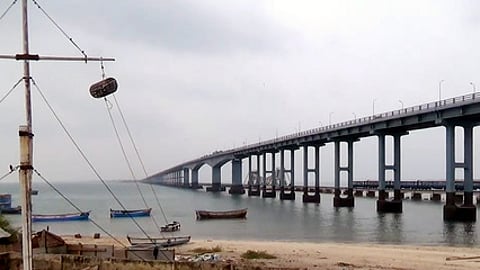 பாம்பன் துறைமுகத்தில் ஏற்றப்பட்ட புயல் கூண்டு.