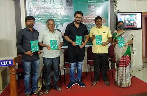 கோவையில் ஞாயிற்றுக்கிழமை நடைபெற்ற விழாவில் ‘காடா்’ சிறுகதை தொகுப்பை வெளியிடுகிறாா் திரைக்கலைஞா் பொன்வண்ணன். உடன், நூலாசிரியா் வே.பிரசாந்த், எழுத்தாளா்கள்.