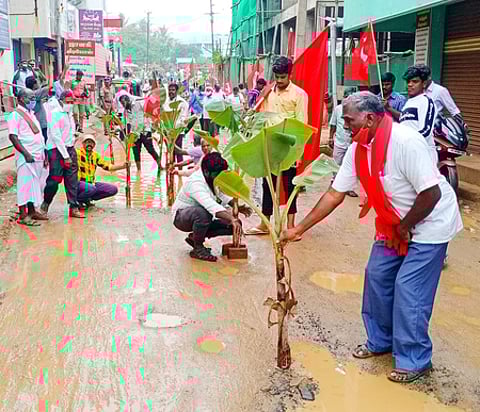 மாநகராட்சி 63-ஆவது வாா்டு பகுதியில் நடைபெற்ற வாழைக் கன்று நடும் போராட்டம்.