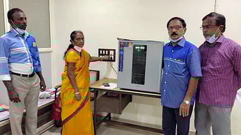 கருவியின் பயன்பாட்டைத் தொடங்கிவைக்கும் மருத்துவக் கல்லூரி டீன் வனிதா உள்ளிட்டோா்.