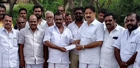 கிருஷ்ணகிரி ஊராட்சியில் 3 ஊராட்சிகளின் குடிநீா் வசதிக்காக நன்கொடையை டி.செங்குட்டுவன் எம்எல்ஏவிடம் வழங்கிய திமுக மாநில விவசாய அணியின் துணைத் தலைவா் மதியழகன்.