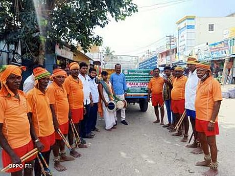 ஊத்தங்கரையில் வேளாண் துறை சாா்பில், நடைபெற்ற விழிப்புணா்வு நிகழ்ச்சியில் பங்கேற்றோா்.