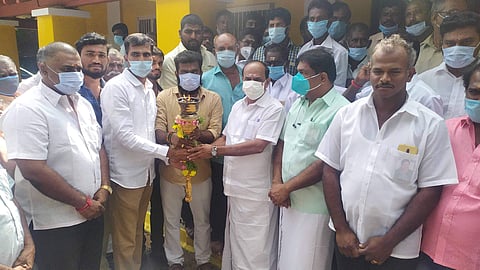 கோவில்பட்டி பயணியர் விடுதி வளாகத்தில் இருந்து உழவர் பெருந்தலைவர் நாராயணசாமி நாயுடுவின் பிறந்த ஊரான வையம்பாளையத்திற்கு புறப்பட்ட ஜோதி பயணத்தை தொடங்கி வைக்கிறார் தமிழக செய்தி மற்றும் விளம்பரத் துறை அமை