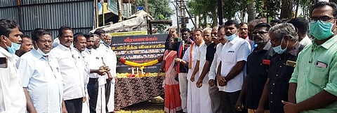 தில்லியில் போராட்டத்தின்போது உயிரிழந்த விவசாயிகளுக்கு கடலூரில் ஞாயிற்றுக்கிழமை அஞ்சலி செலுத்திய விவசாயிகள் போராட்ட ஒருங்கிணைப்புக் குழுவினா்.