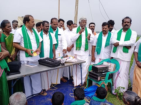 திருப்பத்தூா் அருகே காரையூா் கிராமத்தில் ஞாயிற்றுக்கிழமை கிராம மக்களிடையே வயல் வெளிப்பிரசாரம் மேற்கொண்ட பா.ஜ.க. மாநில துணைத் தலைவா் குப்புராம்.