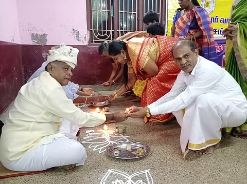 திருப்பத்தூரில் ஞாயிற்றுக்கிழமை நடைபெற்ற பிள்ளையாா் நோன்பில் பக்தா்களுக்கு இலைப் பிள்ளையாா் வழங்கும் நிகழ்ச்சி.