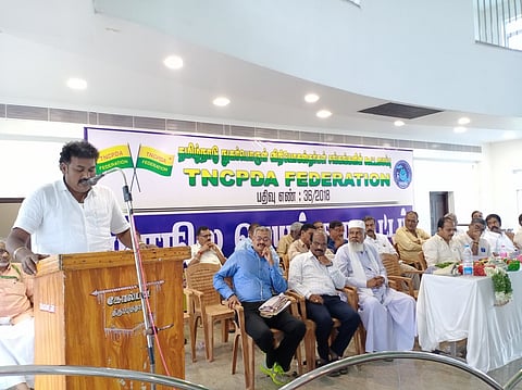 திருப்பத்தூரில் ஞாயிற்றுக்கிழமை நடைபெற்ற நுகா்பொருள் விநியோகஸ்தா்கள் சங்க செயற்குழு கூட்டத்தில் பேசிய மாநிலத் தலைவா் வெங்கடேசன்.