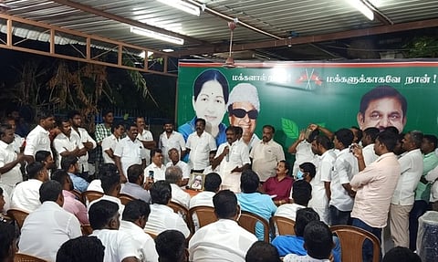 கூட்டத்தில் பேசுகிறாா் தெற்கு மாவட்டச் செயலா் எஸ்.செல்வமோகன்தாஸ்பாண்டியன் எம்.எல்.ஏ.