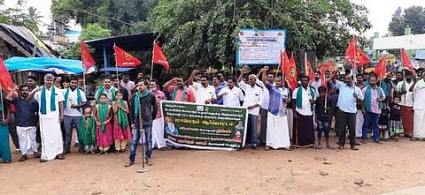 கீரமங்கலத்தில் ஆா்ப்பாட்டத்தில் ஈடுபட்ட நாம்தமிழா் கட்சியினா்.