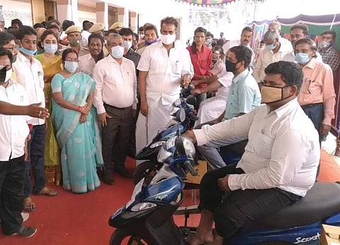 மாற்றுத்திறனாளிகளுக்கு இருசக்கர வாகனங்களை வழங்கும் அமைச்சர் எஸ் பி வேலுமணி.