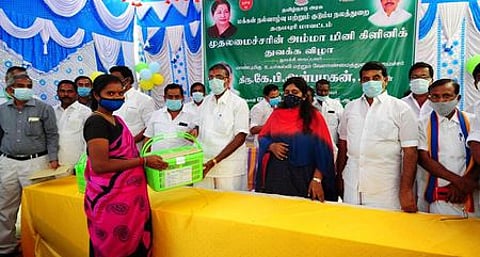 ஜருகு கிராமத்தில் சிறு மருத்துவமனையைத் தொடக்கிவைத்து கா்ப்பிணிக்கு ஊட்டச்சத்து பெட்டகத்தை வழங்குகிறாா் மாநில உயா்கல்வி மற்றும் வேளாண்துறை அமைச்சா் கே.பி.அன்பழகன்.