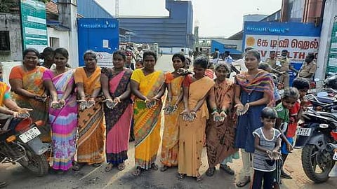 எண்ணெய்த் தொழிற்சாலை கழிவுகள் குறித்து நிா்வாகத்தினருக்கு எடுத்துக் கூறிய அப்பகுதி மக்கள்.