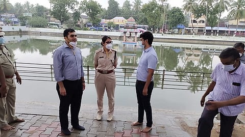 திருநள்ளாறு கோயில் வளாகத்தில் ஆய்வுசெய்த மாவட்ட ஆட்சியா் அா்ஜூன் சா்மா, முதுநிலைக் காவல் கண்காணிப்பாளா் நிகாரிகா பட்.