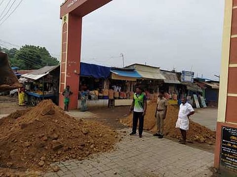 கமுதி பேருந்து நிலையத்தில் மழைநீா் தேங்கிய பள்ளமான இடங்களில் கிராவல் மண்ணை நிரப்பி சீரமைத்த கமுதி போலீஸாா்.