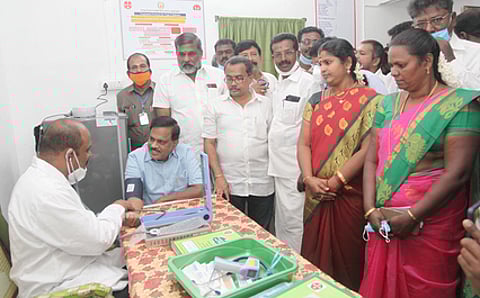 அம்மா சிறு மருத்துவமனையை குத்துவிளக்கேற்றி திறந்து வைக்கிறாா் தமிழக அரசின் தில்லிசிறப்புப் பிரதிநிதி ந.தளவாய் சுந்தரம்.