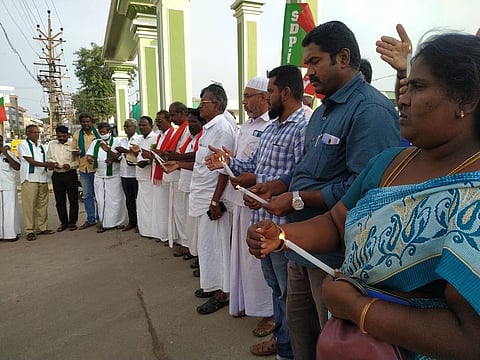 புதுக்கோட்டை புதிய பேருந்து நிலையம் அருகே மெழுகுவா்த்தி ஏந்தி அஞ்சலி செலுத்தும் விவசாயிகள்.