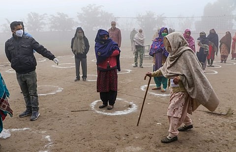 ஜம்முவின் அக்னூா் மாவட்டம், பிரக்வாலில் டிடிசி தோ்தலில் வாக்களிக்க காத்திருந்த வாக்காளா்கள்.