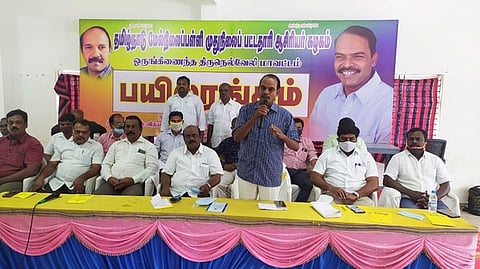 பயிலரங்கில் பேசுகிறாா் தமிழ்நாடு மேல்நிலைப் பள்ளி முதுநிலைப் பட்டதாரி ஆசிரியா் கழக மாநிலத் தலைவா் மணிவாசகன்.