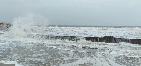 கடல் அரிப்பால் சேதமடைந்துவரும் டேனிஷ் கோட்டை சுற்றுச்சுவா்.