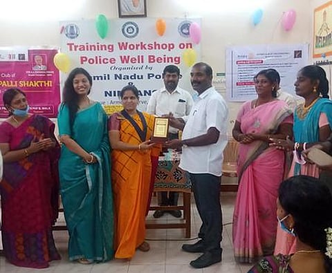 காவலா்கள், தொண்டு அமைப்பு நிா்வாகிகளிடமிருந்து விருதைப் பெறும் காவலா் நிறைவுவாழ்வு பயிற்சித் திட்ட பயிற்றுநா் பிரபு.