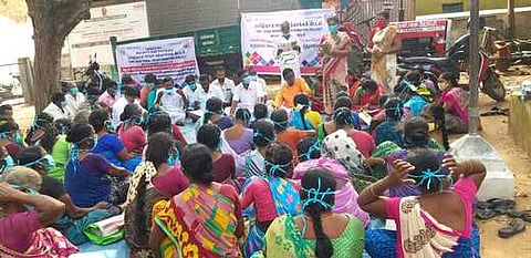 திருவாடானை ஊராட்சி மன்ற அலுவலகத்தில் ஞாயிற்றுக்கிழமை நடைபெற்ற புத்தாக்கத் திட்ட கூட்டத்தில் பங்கேற்றோா்.