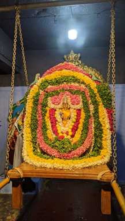 விழாவையொட்டி அம்மனுக்கு நடைபெற்ற ஊஞ்சல் சேவை.