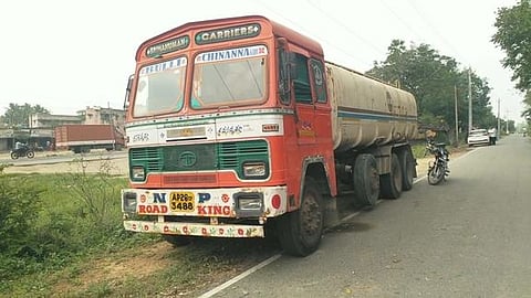 பறிமுதல் செய்யப்பட்ட லாரி.