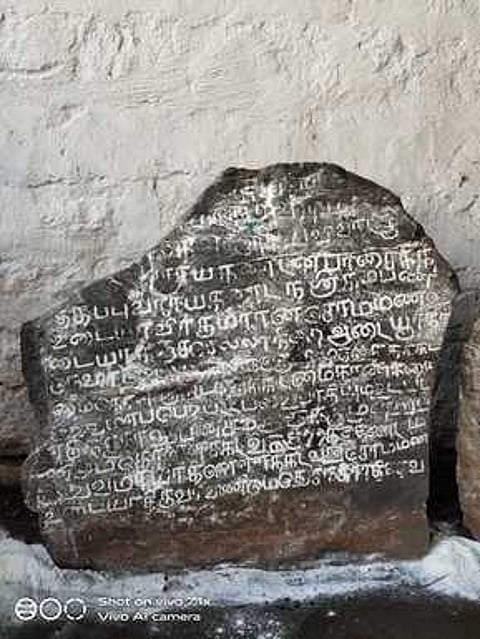 ஜவ்வாதுமலையில் கண்டெடுக்கப்பட்ட நவிரமலை கல்வெட்டுகள் மற்றும் கற்கருவிகள்.