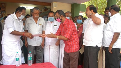 மதுரை துரைசாமி நகரில் ஞாயிற்றுக்கிழமை நடைபெற்ற மக்கள் குறைத் தீா்க்கும் முகாமில் மனுக்களை பெறுகிறாா் கூட்டுறவு துறை அமைச்சா் செல்லூா் கே.ராஜூ.