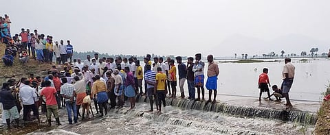 நிரம்பி வழியும் காவனூா் ஏரியில் பூஜை நடத்திய கிராம மக்கள்.