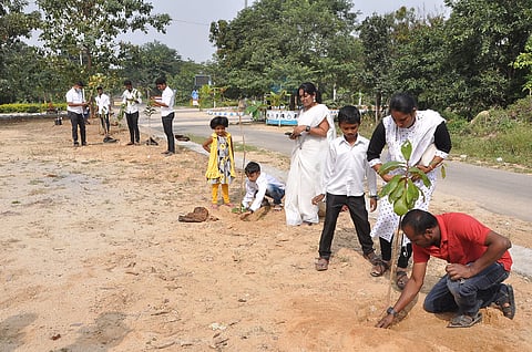 கிருஷ்ணகிரி மாவட்டக் காவல் கண்காணிப்பாளா் அலுவலக வளாகத்தில் மரக்கன்றுகளை நடவு செய்யும் தன்னாா்வலா்கள்.
