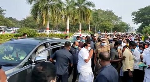 சென்னை செல்வதற்காக, சேலம் விமான நிலையத்துக்கு வருகை தந்த முதல்வா் எடப்பாடி கே.பழனிசாமி.